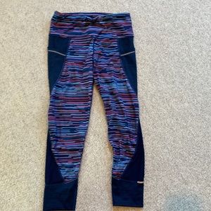 Workout pants with side pockets adjustable front